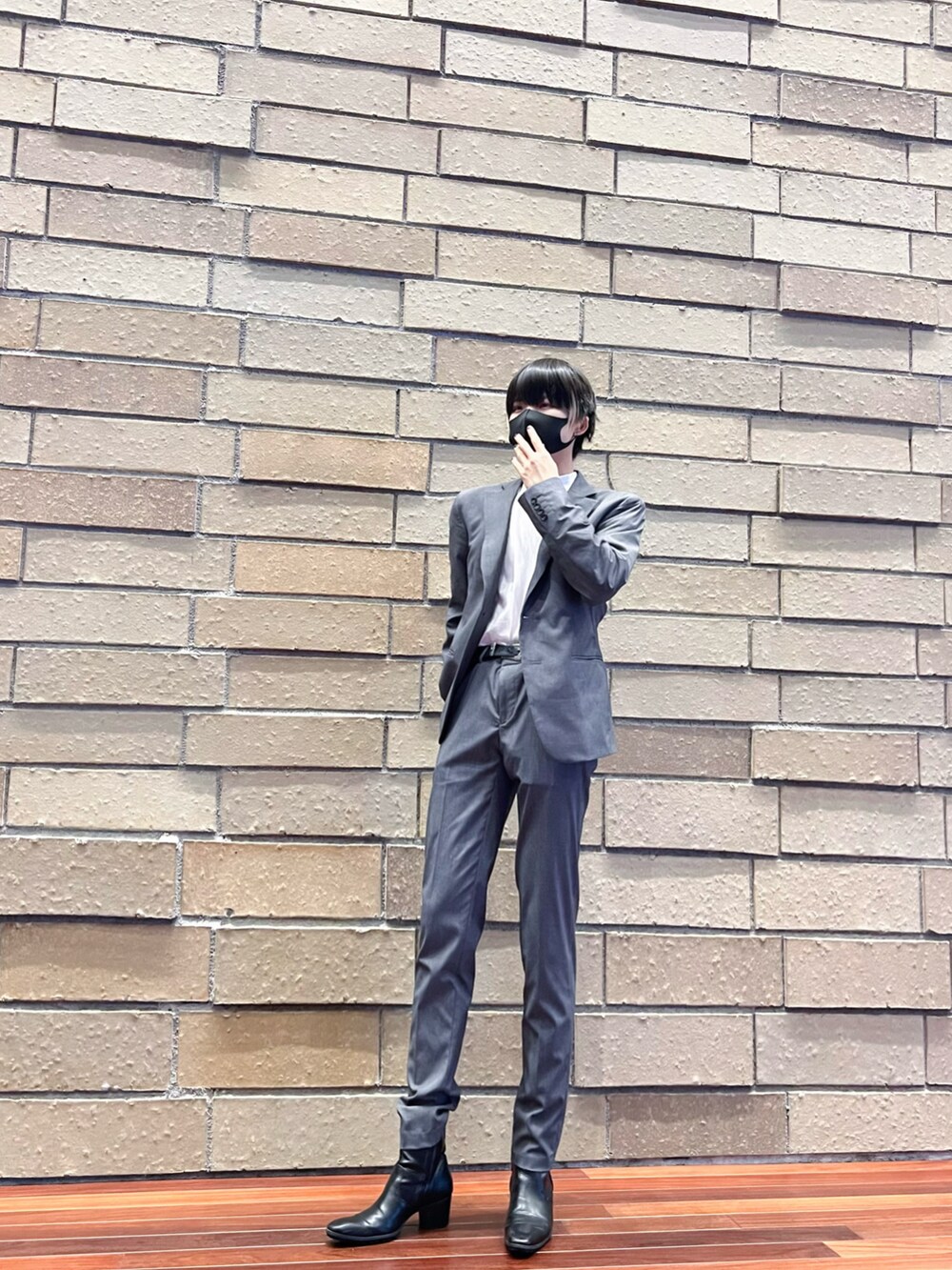 ブラック系のブーツ、グレー系のセットアップ、グレー系のセットアップを着用したメンズの春コーディネートの2枚目の写真