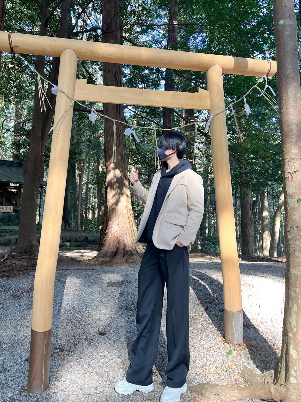 「春服デビュー宣言、カジュアルコーデ、休日スタイル、大人コーデ、春、プチプラコーデ、シンプル、お洒落さんとつながりたい、きれいめカジュアル、UNIQLO、adrer、スニーカー」｜「EspinaのTRダブルバックルタックワイドパンツ（スラックス、ブラック系）」を使った、クロスケ（kuro_suke）さん（メンズ・174cm）の春コーディネートの3枚目の写真