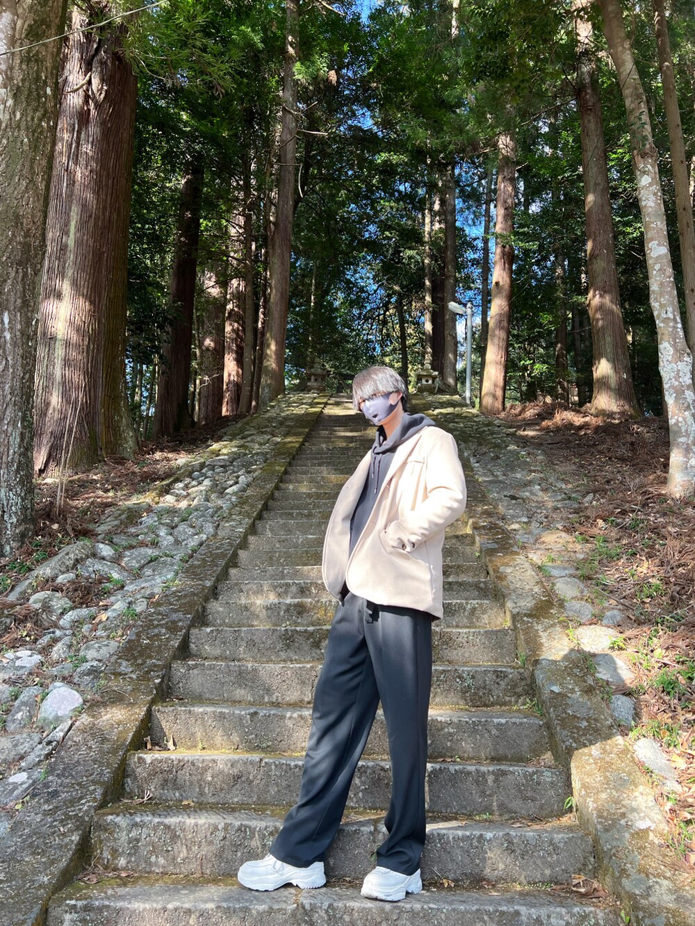 「春服デビュー宣言、カジュアルコーデ、休日スタイル、大人コーデ、春、プチプラコーデ、シンプル、お洒落さんとつながりたい、きれいめカジュアル、UNIQLO、adrer、スニーカー」｜「EspinaのTRダブルバックルタックワイドパンツ（スラックス、ブラック系）」を使った、クロスケ（kuro_suke）さん（メンズ・174cm）の春コーディネートの2枚目の写真