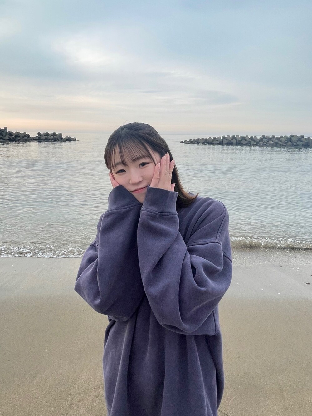 「春夏コーデ、今日のコスメと服、大人可愛い、ゆるコーデ、カジュアルコーデ、今日のコーデ、古着、スウェット、オーバーサイズ、Dior、ワンピースコーデ、ブーツ、ハーフアップ、韓国ファッション、ootd」｜「sheinのアイテム（シューズ、ブラック系）」を使った、なぎささん（レディース・167cm）の春コーディネートの2枚目の写真