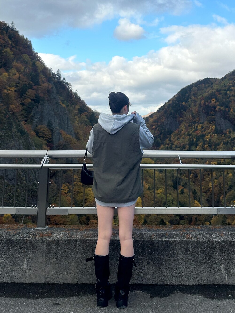 ブラック系のシューズ、グリーン系のジャケット/アウター、グレー系のパーカーを着用したレディースの秋コーディネートの2枚目の写真