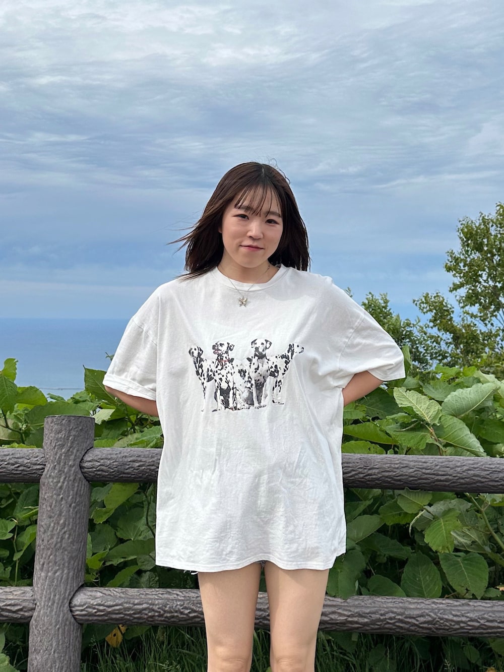 「夏コーデ、今日のコスメと服、お出かけコーデ、リラックススタイル、Tシャツ、オーバーサイズ、ワンピーススタイル、ホワイト、スニーカー、モノトーン、夏、高身長女子、ootd、お洒落さんとつながりたい、オトナカジュアル」｜「kutirのヴィンテージライクダルメシアンプリントTシャツ（Tシャツ/カットソー、ホワイト系）」を使った、なぎささん（レディース・167cm）の夏コーディネートの2枚目の写真