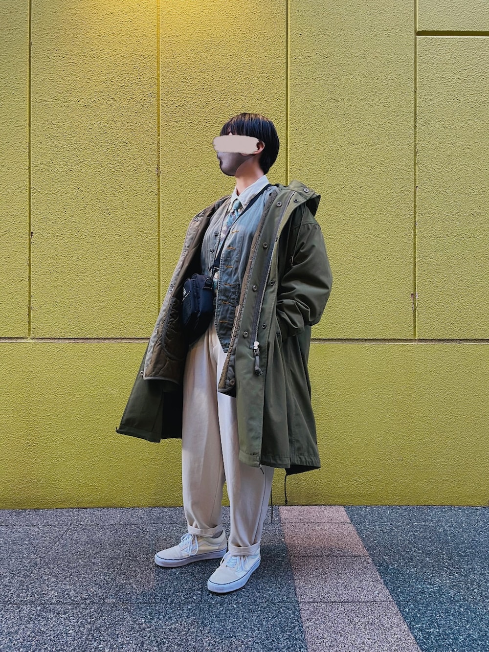 ホワイト系のシャツ/ブラウス、グリーン系のベスト、グリーン系のモッズコートを着用したレディースの冬コーディネートの2枚目の写真