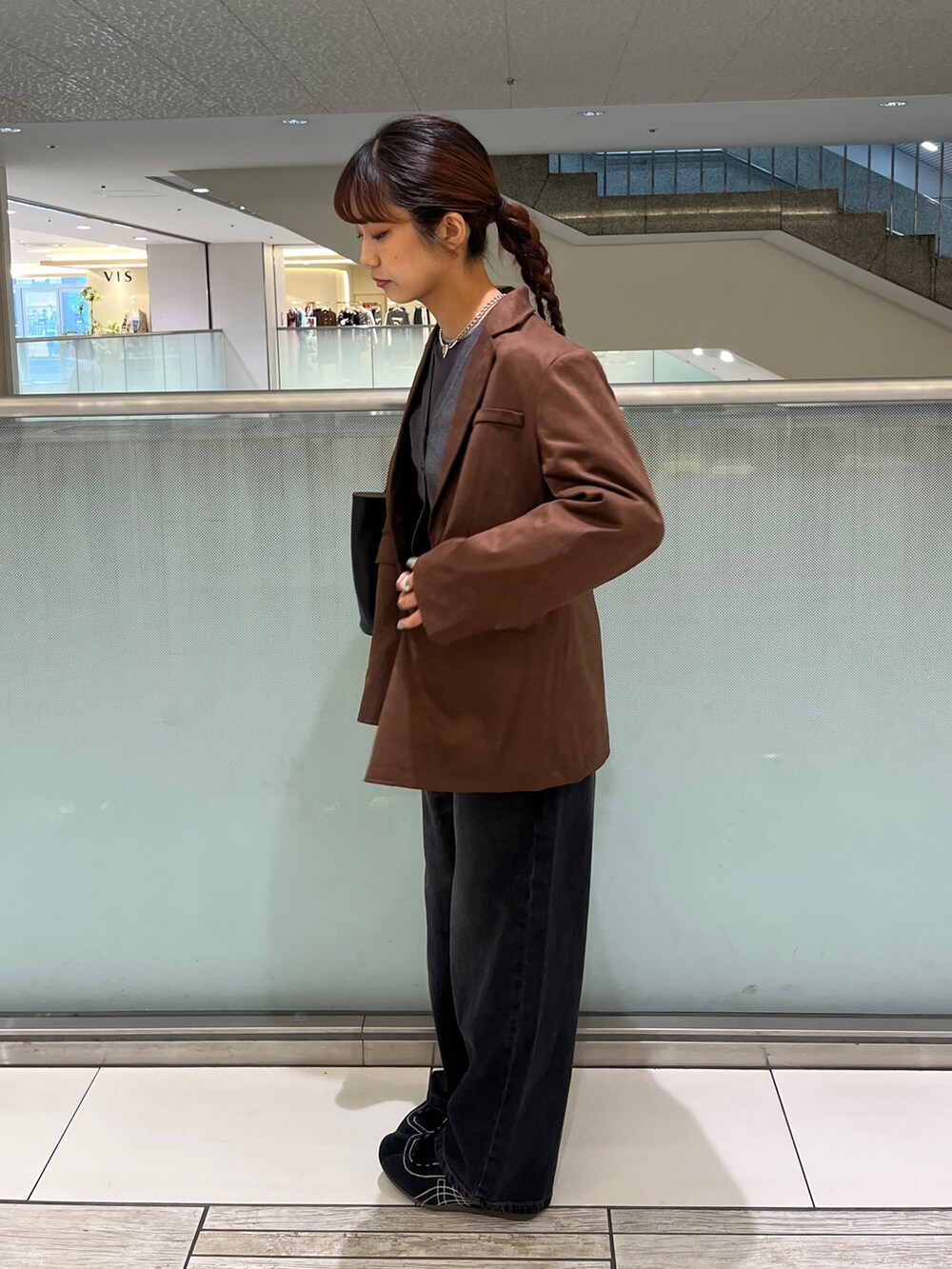 ブラック系のデニムパンツ、グレー系のTシャツ/カットソー、ブラウン系のテーラードジャケットを着用したレディースの秋コーディネートの2枚目の写真