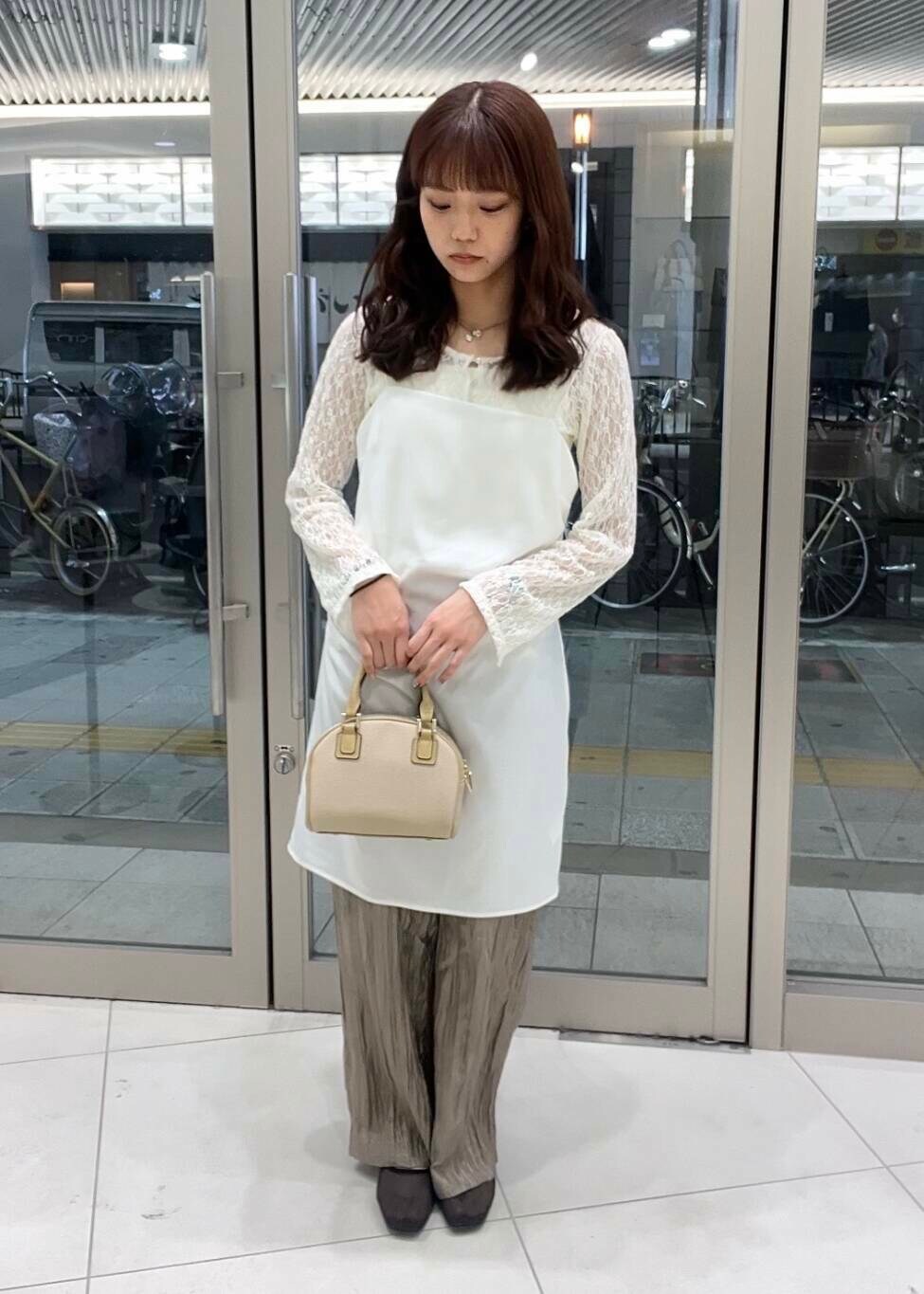 ベージュ系のボストンバッグ、ブラウン系のその他パンツ、ブラック系のバレエシューズを着用したレディースの春コーディネートの2枚目の写真