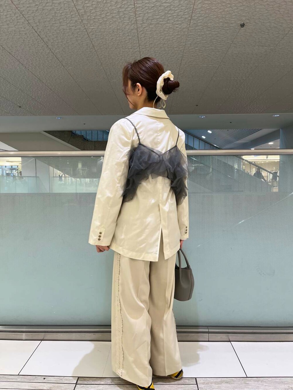 ホワイト系のTシャツ/カットソー、グレー系のその他トップス、ホワイト系のその他アウターを着用したレディースの春コーディネートの3枚目の写真