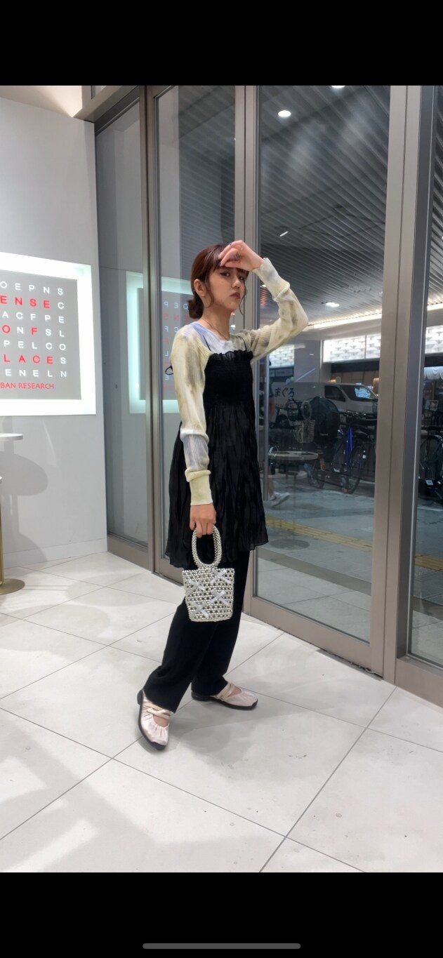 ブラック系のその他パンツ、グレー系のハンドバッグ、ホワイト系のスニーカーを着用したレディースの夏コーディネートの3枚目の写真