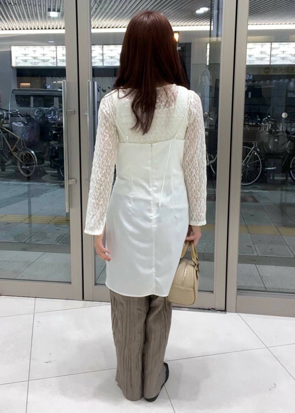 ベージュ系のボストンバッグ、ブラウン系のその他パンツ、ブラック系のバレエシューズを着用したレディースの春コーディネートの3枚目の写真