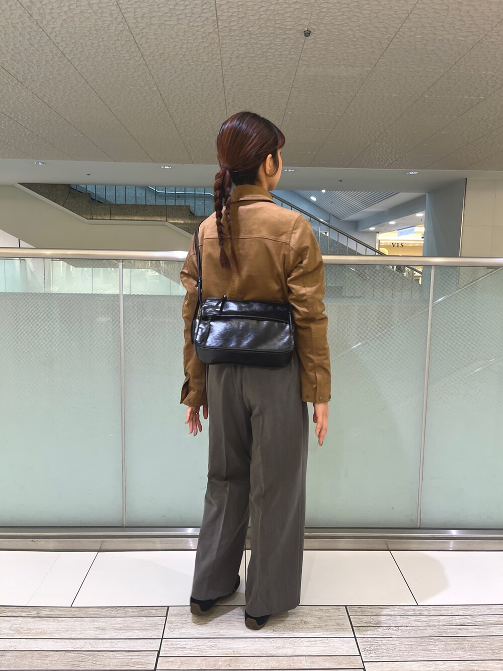 ブルー系のカーディガン/ボレロ、グレー系のその他パンツ、ベージュ系のその他アウターを着用したレディースの秋コーディネートの4枚目の写真