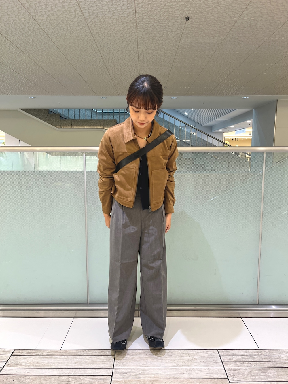 ブルー系のカーディガン/ボレロ、グレー系のその他パンツ、ベージュ系のその他アウターを着用したレディースの秋コーディネートの2枚目の写真