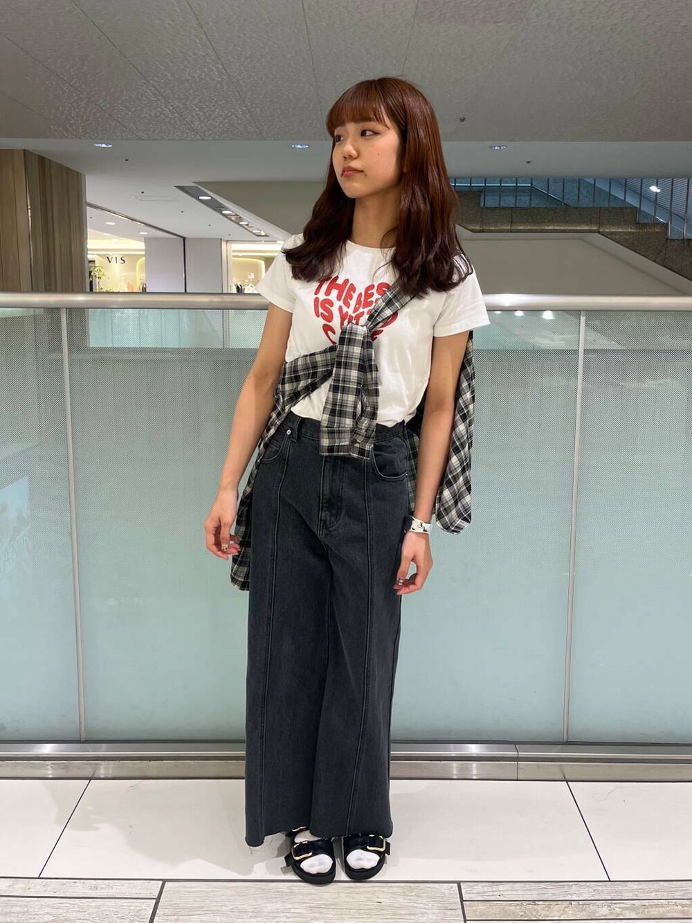 ブラック系のシャツ/ブラウス、ブラック系のサンダル、その他のTシャツ/カットソーを着用したレディースの春コーディネートの2枚目の写真