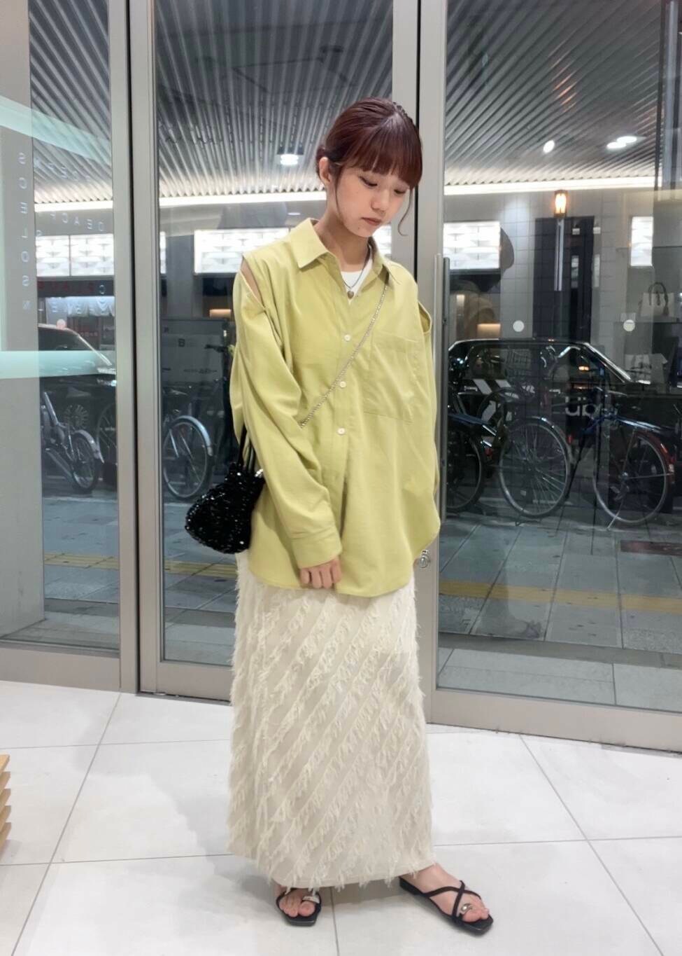 ブラック系のショルダーバッグ、ホワイト系のタンクトップ、ブラック系のサンダルを着用したレディースの夏コーディネートの2枚目の写真