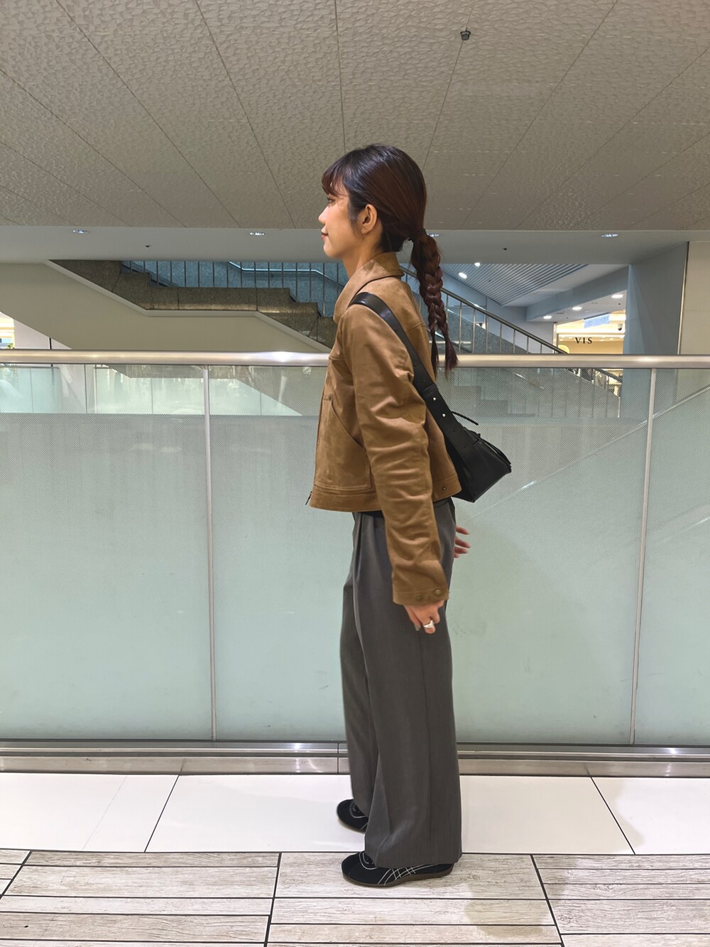 ブルー系のカーディガン/ボレロ、グレー系のその他パンツ、ベージュ系のその他アウターを着用したレディースの秋コーディネートの3枚目の写真
