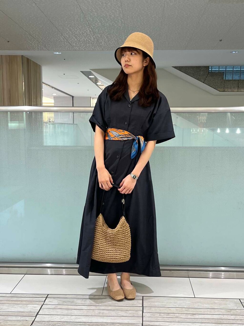 イエロー系のトートバッグ、グレー系のワンピース、ベージュ系のバレエシューズを着用したレディースの春コーディネートの2枚目の写真