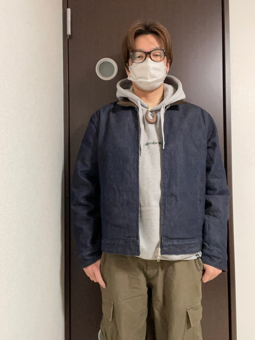 「デニムジャケット、デニム、リーバイス、ジャケット、メンズファッション、休日コーデ、秋冬コーデ、オトナカジュアル、ワイドパンツ、ネイビー、でにむ、カーゴパンツ、相互フォロー、伊達メガネ、レイバン」｜「Ray-Banのアイテム（メガネ、ブラウン系）」を使った、Takahiroさん（メンズ・172cm）の冬コーディネートの2枚目の写真