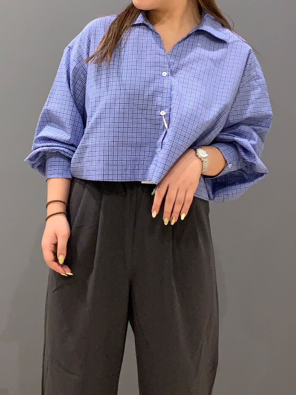 その他のシャツ/ブラウス、グレー系のその他パンツ、ブルー系のキャップを着用したレディースの夏コーディネートの4枚目の写真