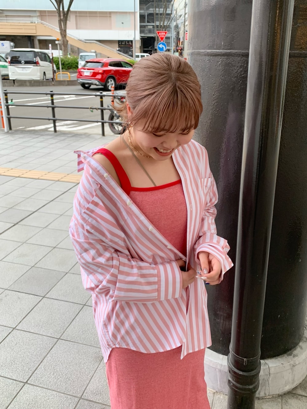 レッド系のワンピース、ピンク系のシャツ/ブラウス、その他のサンダルを着用したレディースの春コーディネートの2枚目の写真