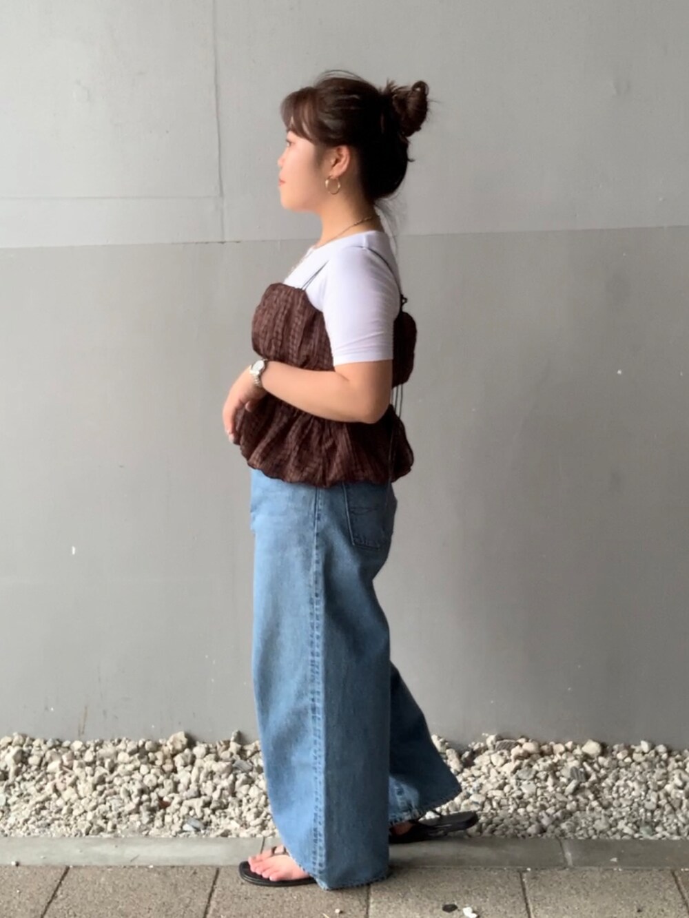 ブラウン系のTシャツ/カットソー、ブルー系のデニムパンツを着用したレディースの夏コーディネートの2枚目の写真