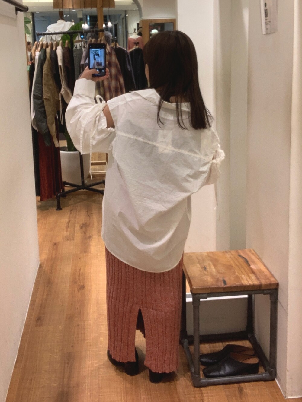 ホワイト系のシャツ/ブラウス、ブラック系のハンドバッグ、レッド系のスカートを着用したレディースの秋コーディネートの3枚目の写真