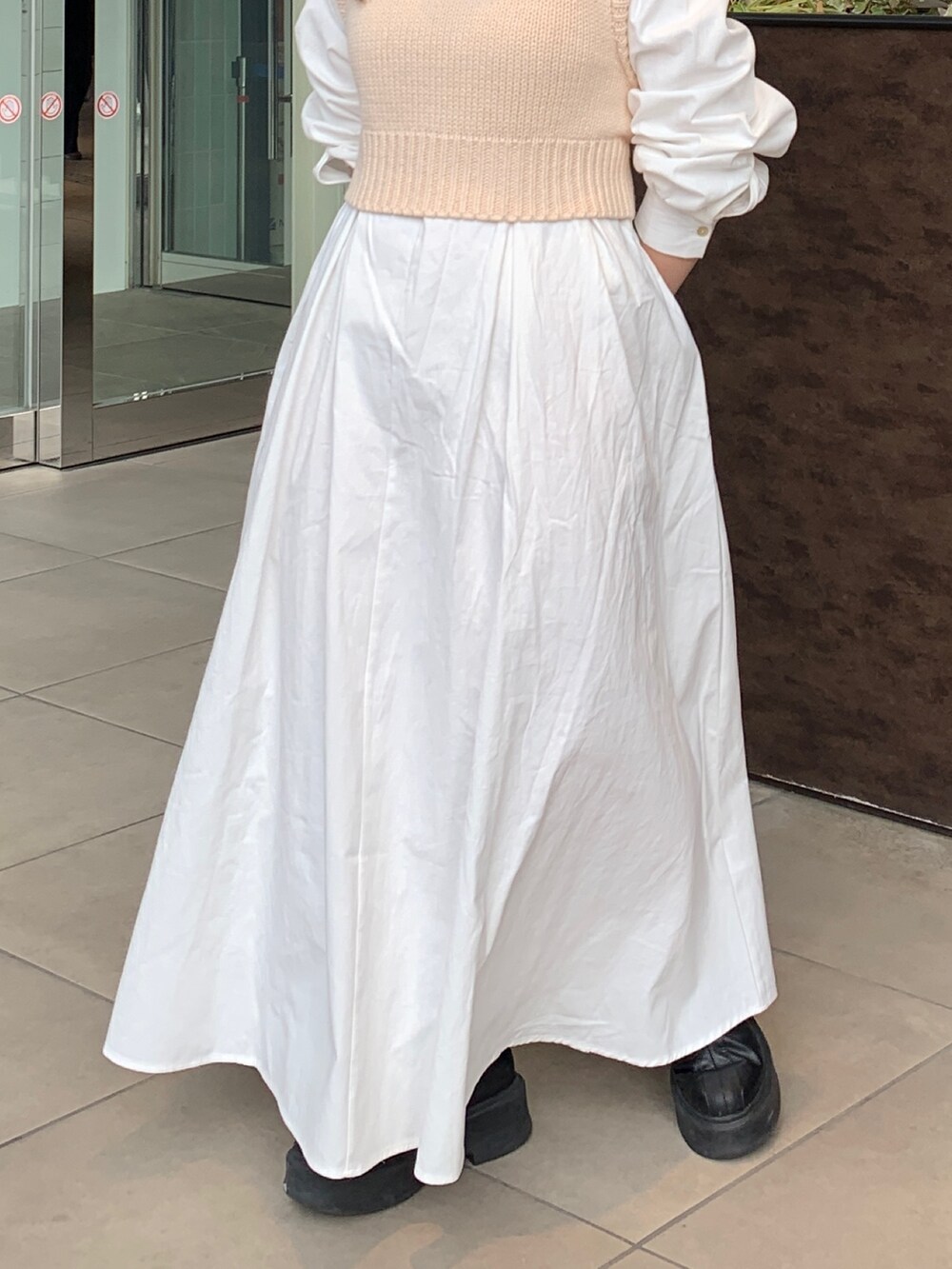 ホワイト系のワンピースを着用したレディースの冬コーディネートの5枚目の写真