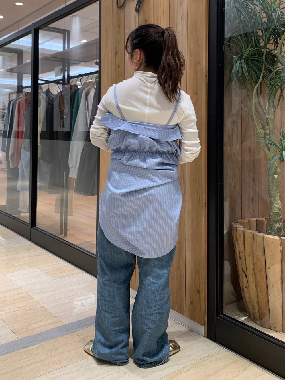 ホワイト系のTシャツ/カットソー、その他のシャツ/ブラウス、ブルー系のデニムパンツを着用したレディースの冬コーディネートの3枚目の写真