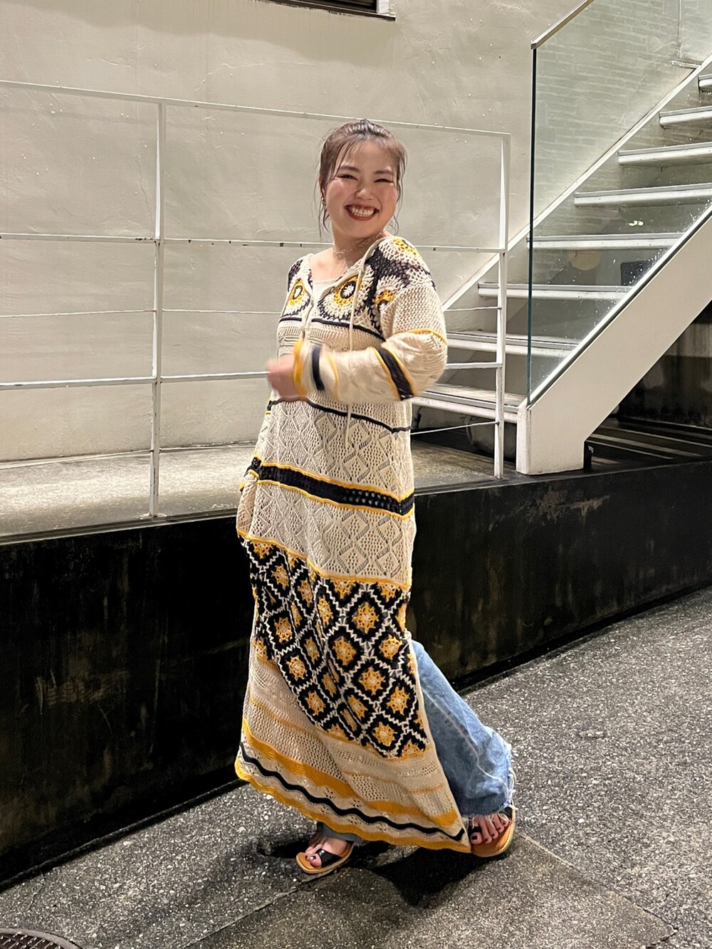 ホワイト系のキャミソール、ブルー系のデニムパンツ、その他のワンピースを着用したレディースの秋コーディネートの3枚目の写真