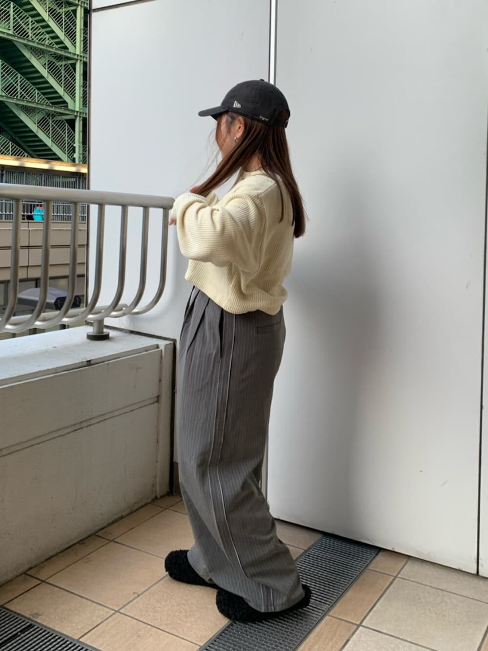 ブラック系のスリッポン、イエロー系のTシャツ/カットソー、グレー系のその他パンツを着用したレディースの冬コーディネートの2枚目の写真