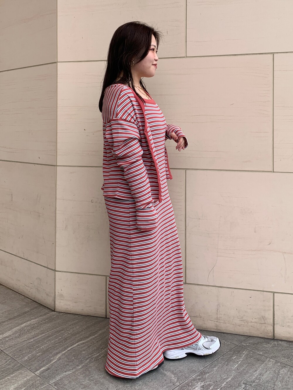 レッド系のワンピースを着用したレディースの春コーディネートの2枚目の写真