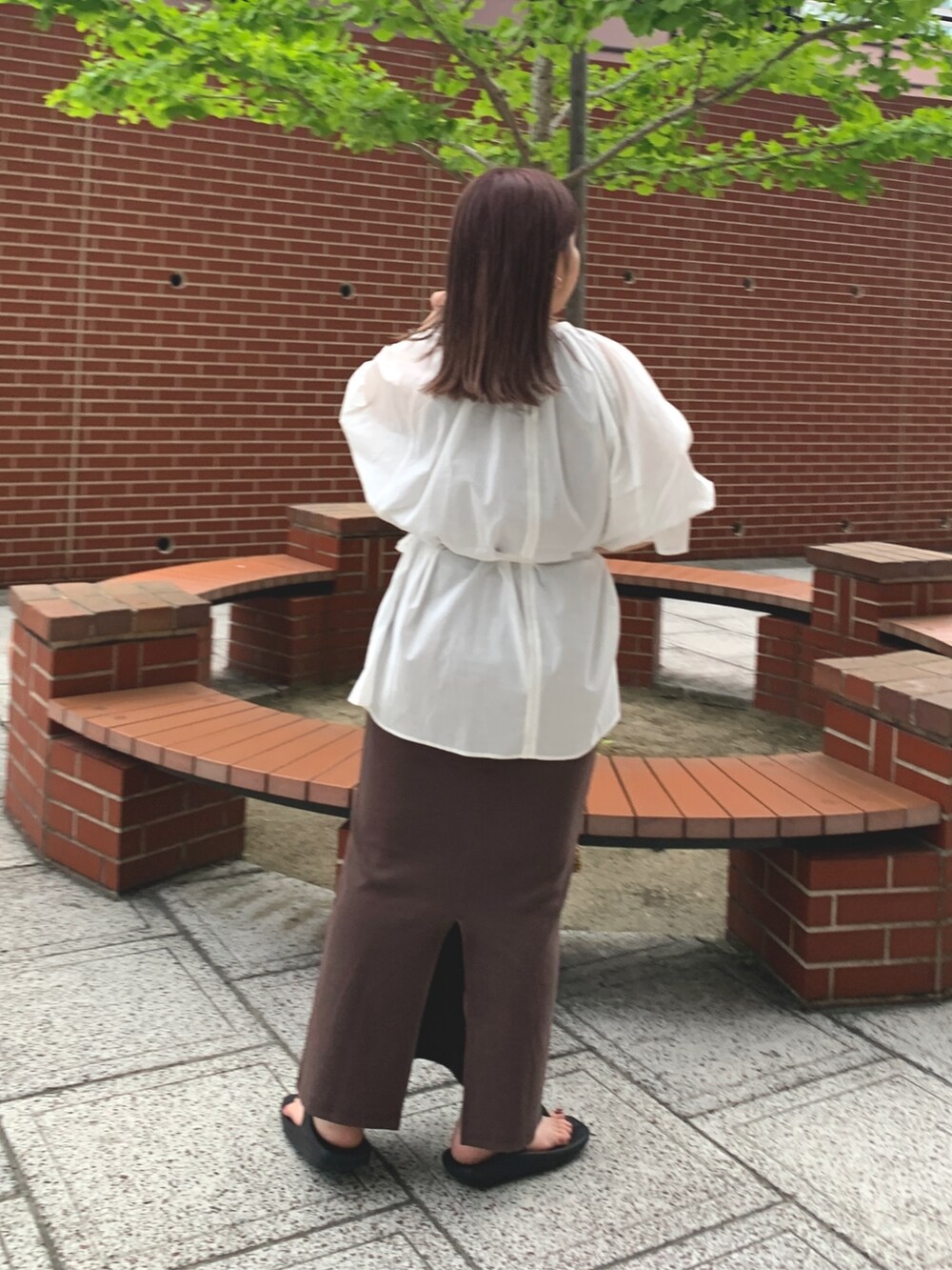 ホワイト系のシャツ/ブラウス、ブラウン系のワンピース、ブラウン系のハンドバッグを着用したレディースの夏コーディネートの2枚目の写真