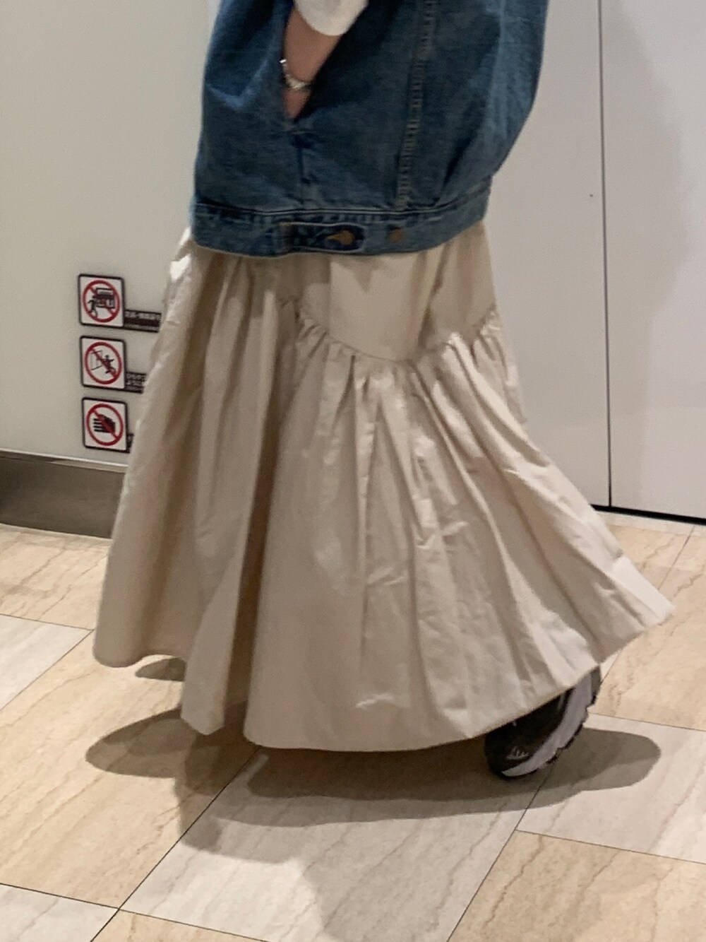 ブルー系のデニムジャケット、ホワイト系のTシャツ/カットソー、ホワイト系のスカートを着用したレディースの冬コーディネートの6枚目の写真