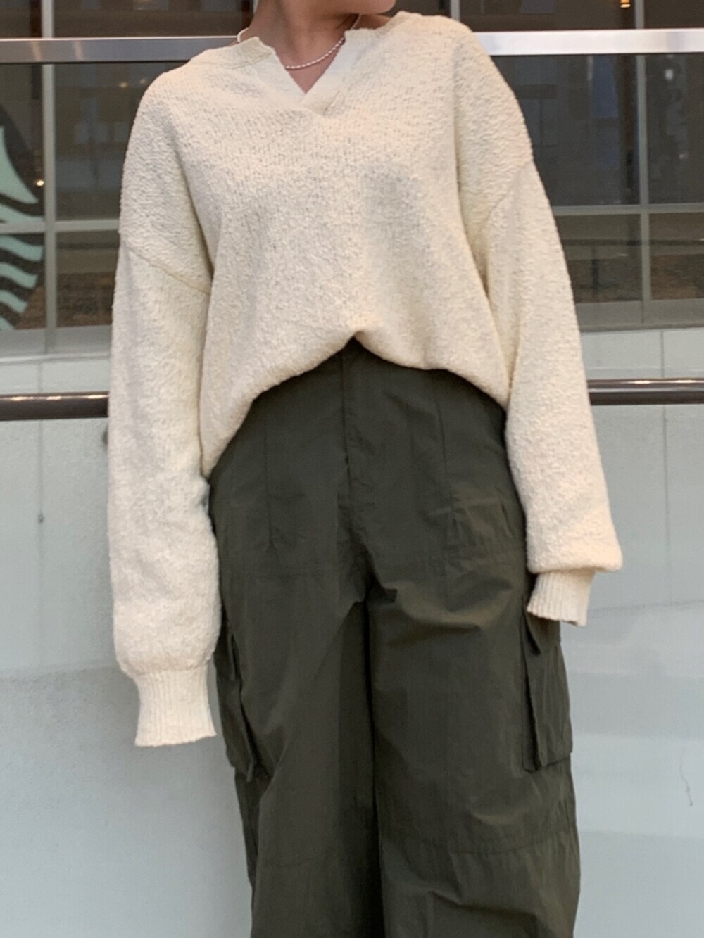 ホワイト系のニット/セーター、グリーン系のその他パンツを着用したレディースの冬コーディネートの4枚目の写真