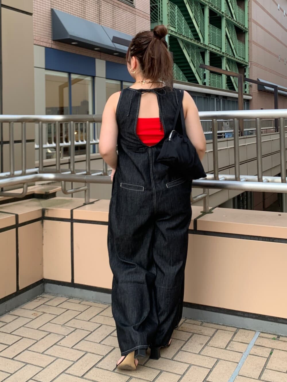 ブラック系のつなぎ/オールインワン、レッド系のキャミソールを着用したレディースの夏コーディネートの3枚目の写真