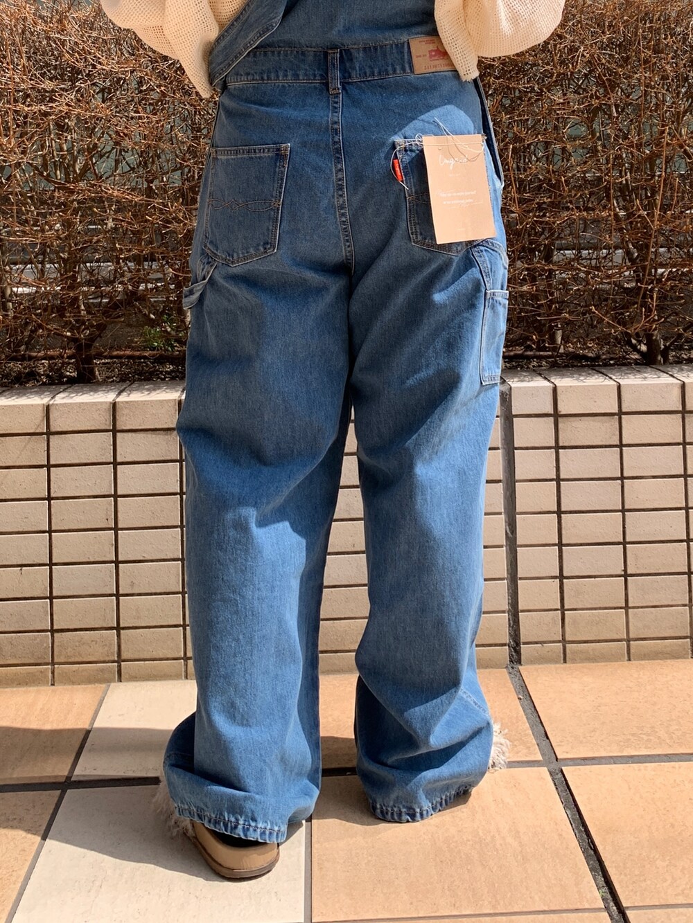 ホワイト系のTシャツ/カットソー、ブルー系のつなぎ/オールインワンを着用したレディースの春コーディネートの7枚目の写真