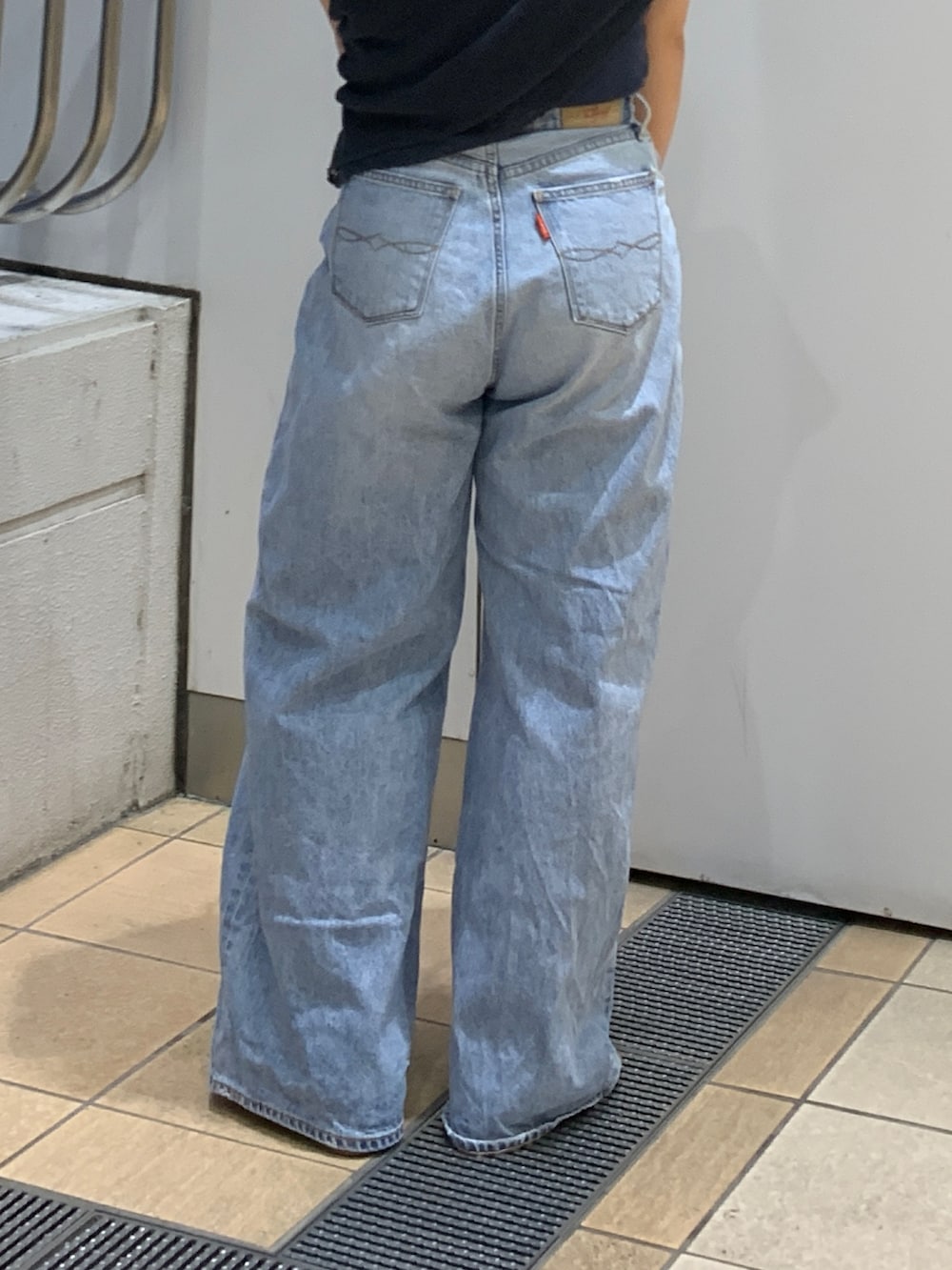 ブルー系のタンクトップ、グレー系のTシャツ/カットソー、ブルー系のデニムパンツを着用したレディースの夏コーディネートの7枚目の写真