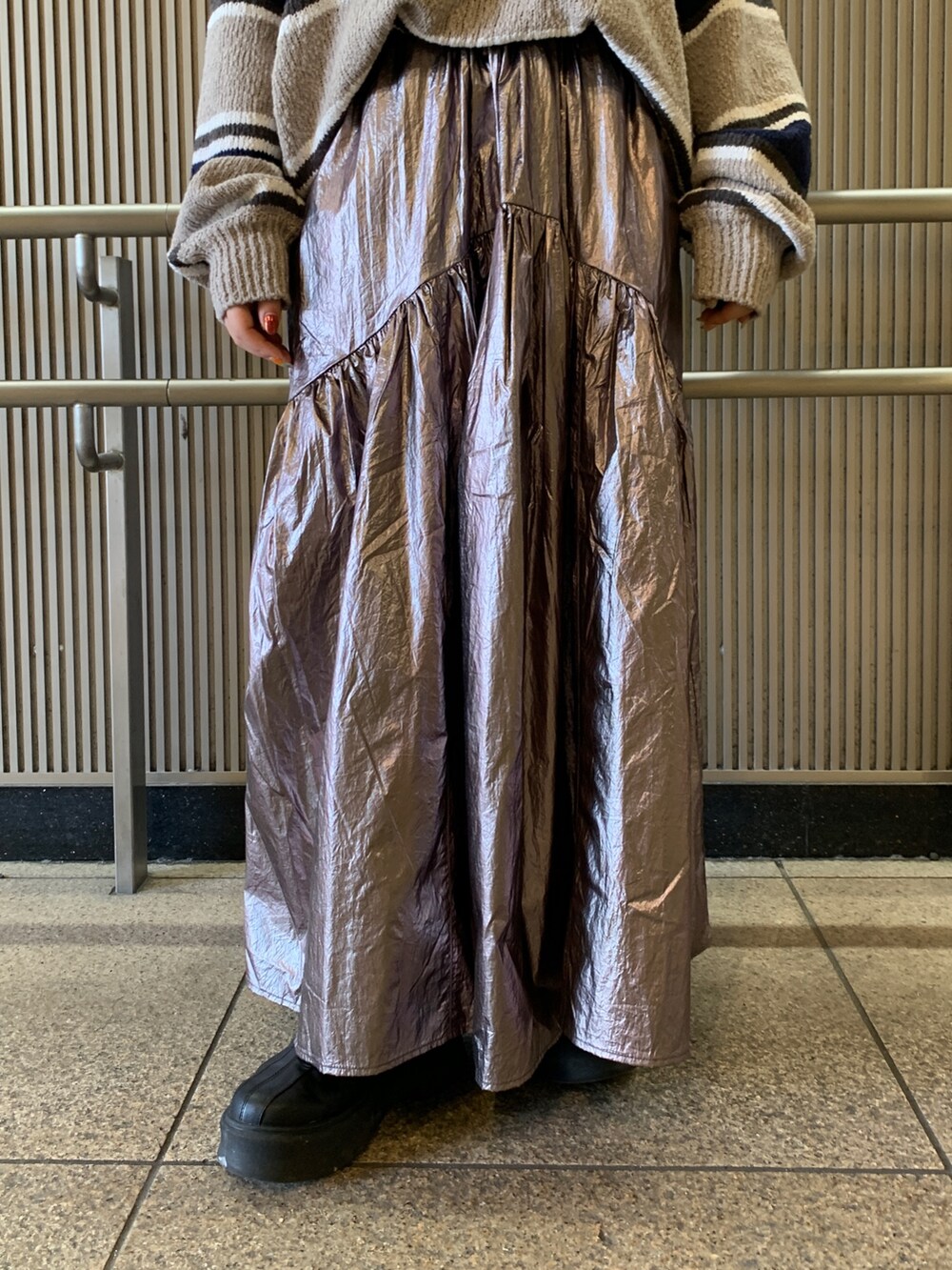 その他のニット/セーター、シルバー系のスカートを着用したレディースの冬コーディネートの7枚目の写真