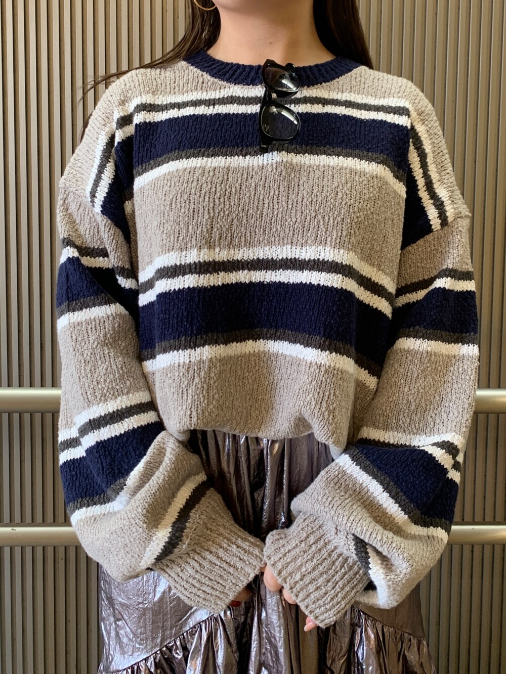 その他のニット/セーター、シルバー系のスカートを着用したレディースの冬コーディネートの4枚目の写真