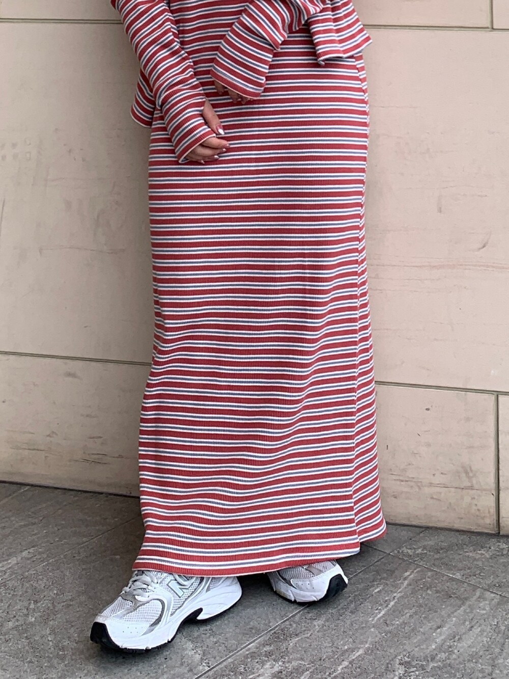 レッド系のワンピースを着用したレディースの春コーディネートの6枚目の写真