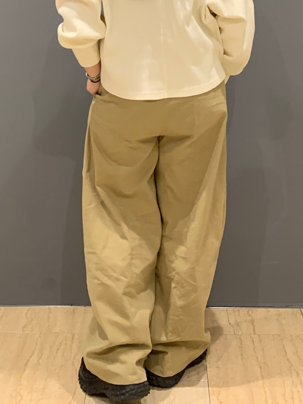 ベージュ系のチノパンツ、ホワイト系のTシャツ/カットソーを着用したレディースの冬コーディネートの7枚目の写真