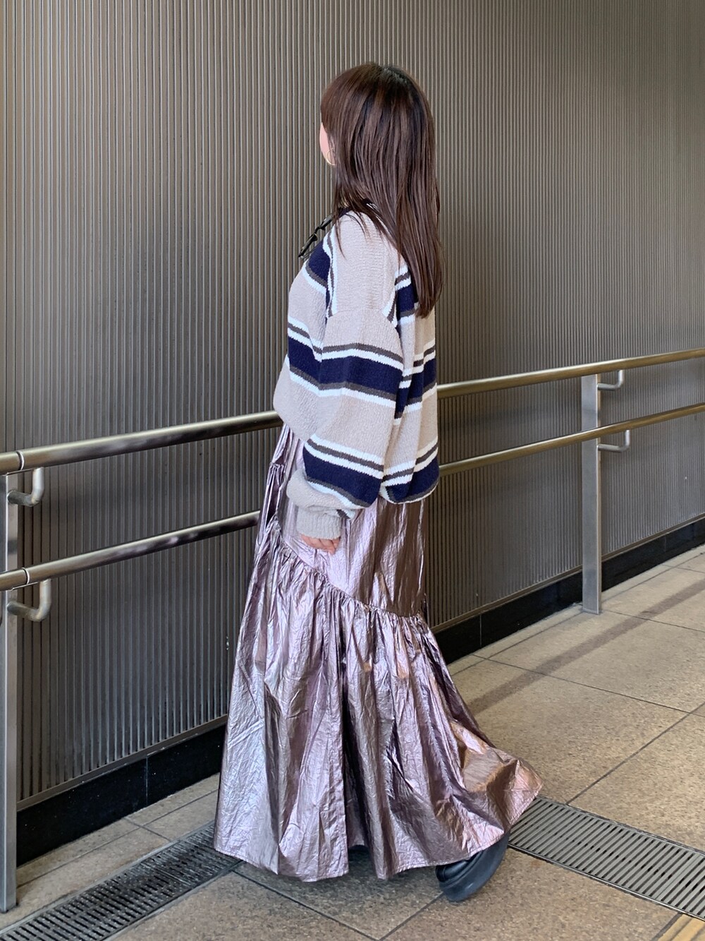 その他のニット/セーター、シルバー系のスカートを着用したレディースの冬コーディネートの2枚目の写真