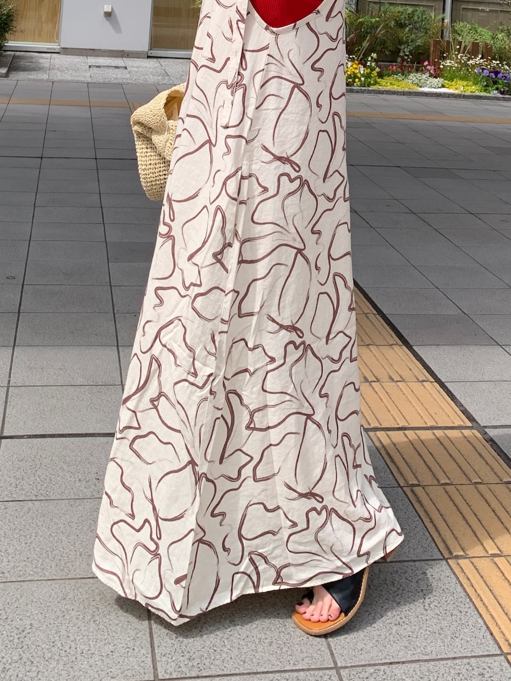 その他のワンピース、レッド系のキャミソールを着用したレディースの夏コーディネートの6枚目の写真