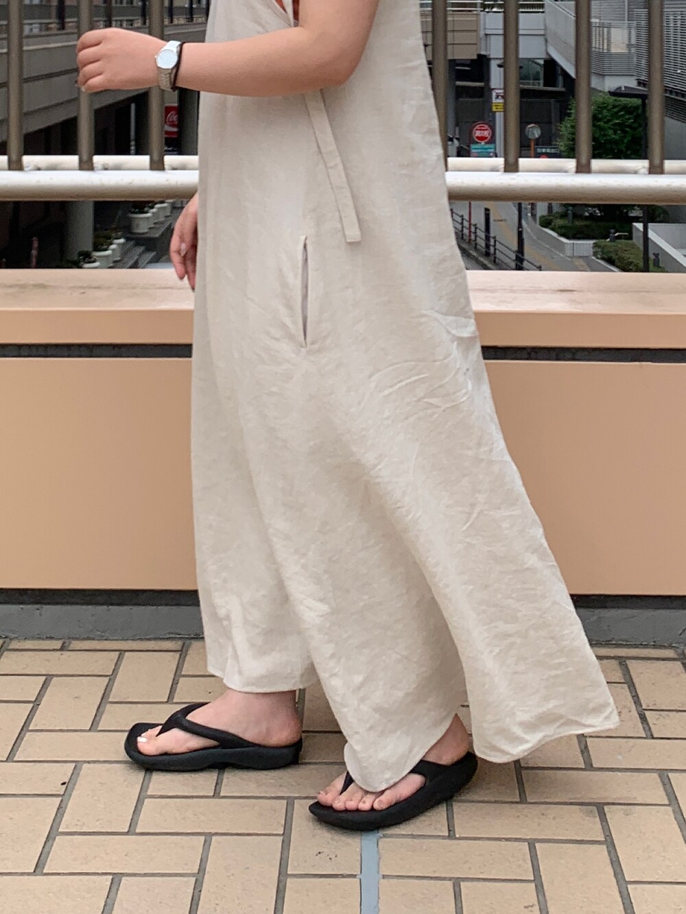 ホワイト系のワンピース、ブラウン系のニットキャップ/ビーニーを着用したレディースの夏コーディネートの6枚目の写真