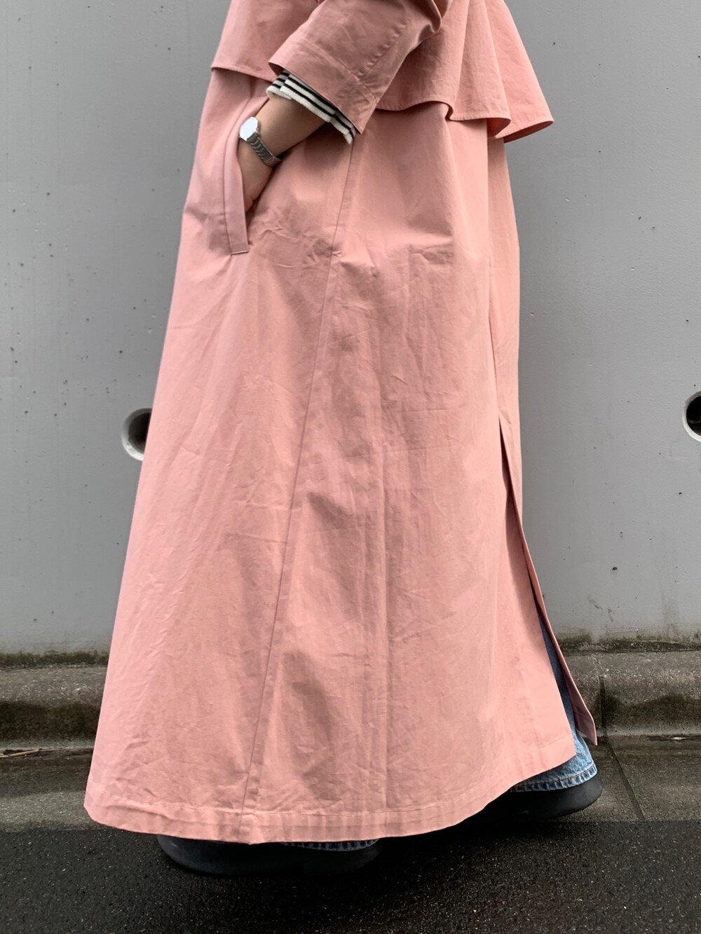 ホワイト系のニット/セーター、ピンク系のその他アウター、ブルー系のデニムパンツを着用したレディースの冬コーディネートの6枚目の写真