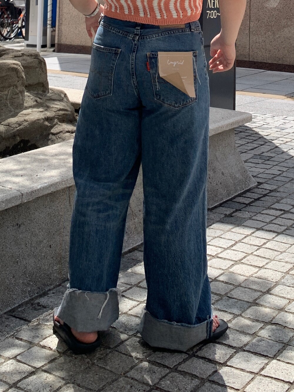 ブルー系のデニムパンツ、ピンク系のキャミソールを着用したレディースの春コーディネートの7枚目の写真