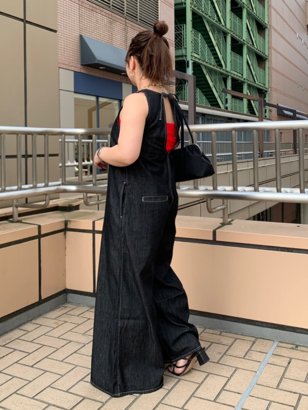 ブラック系のつなぎ/オールインワン、レッド系のキャミソールを着用したレディースの夏コーディネートの2枚目の写真