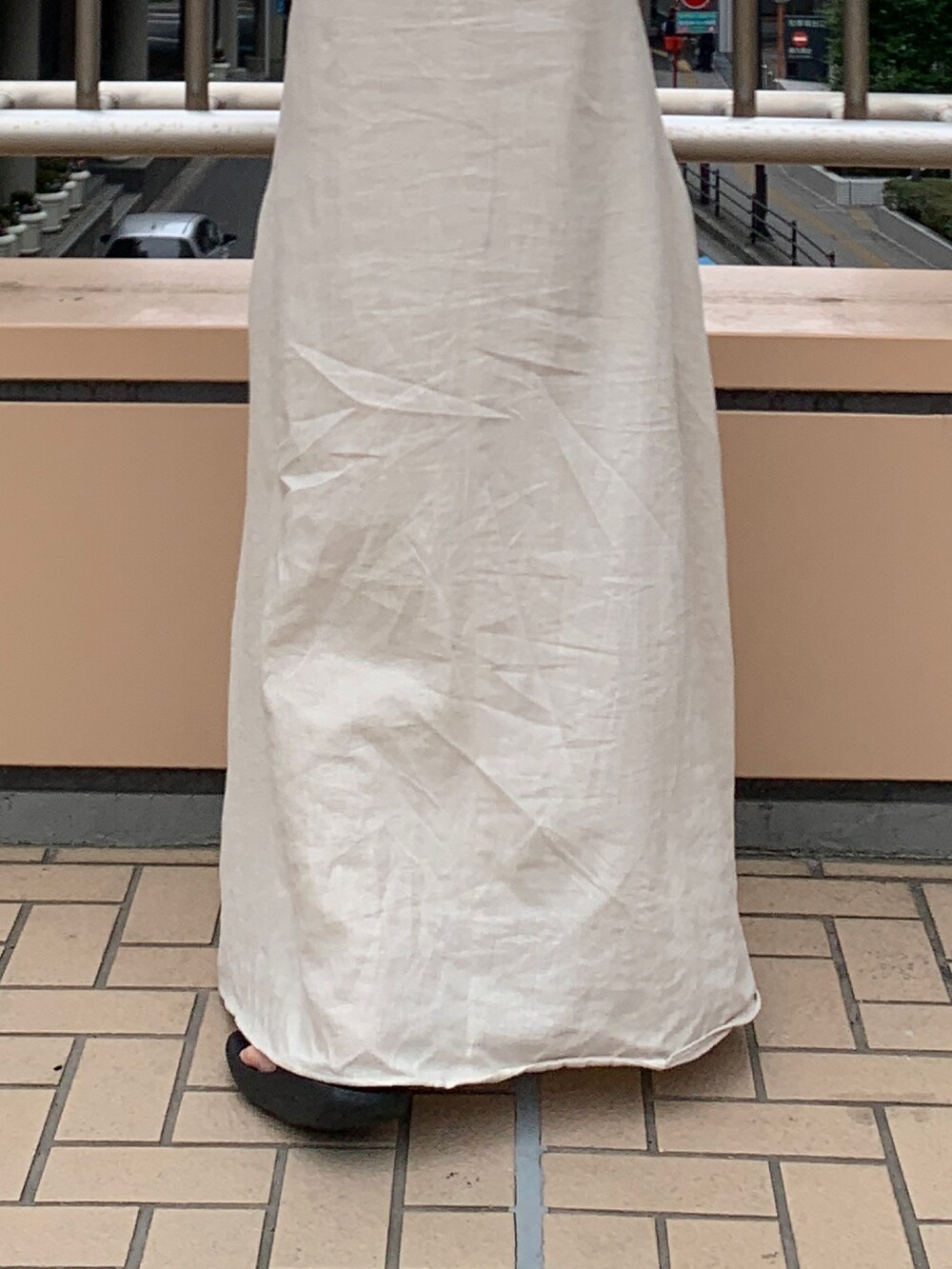 ホワイト系のワンピース、ブラウン系のニットキャップ/ビーニーを着用したレディースの夏コーディネートの7枚目の写真