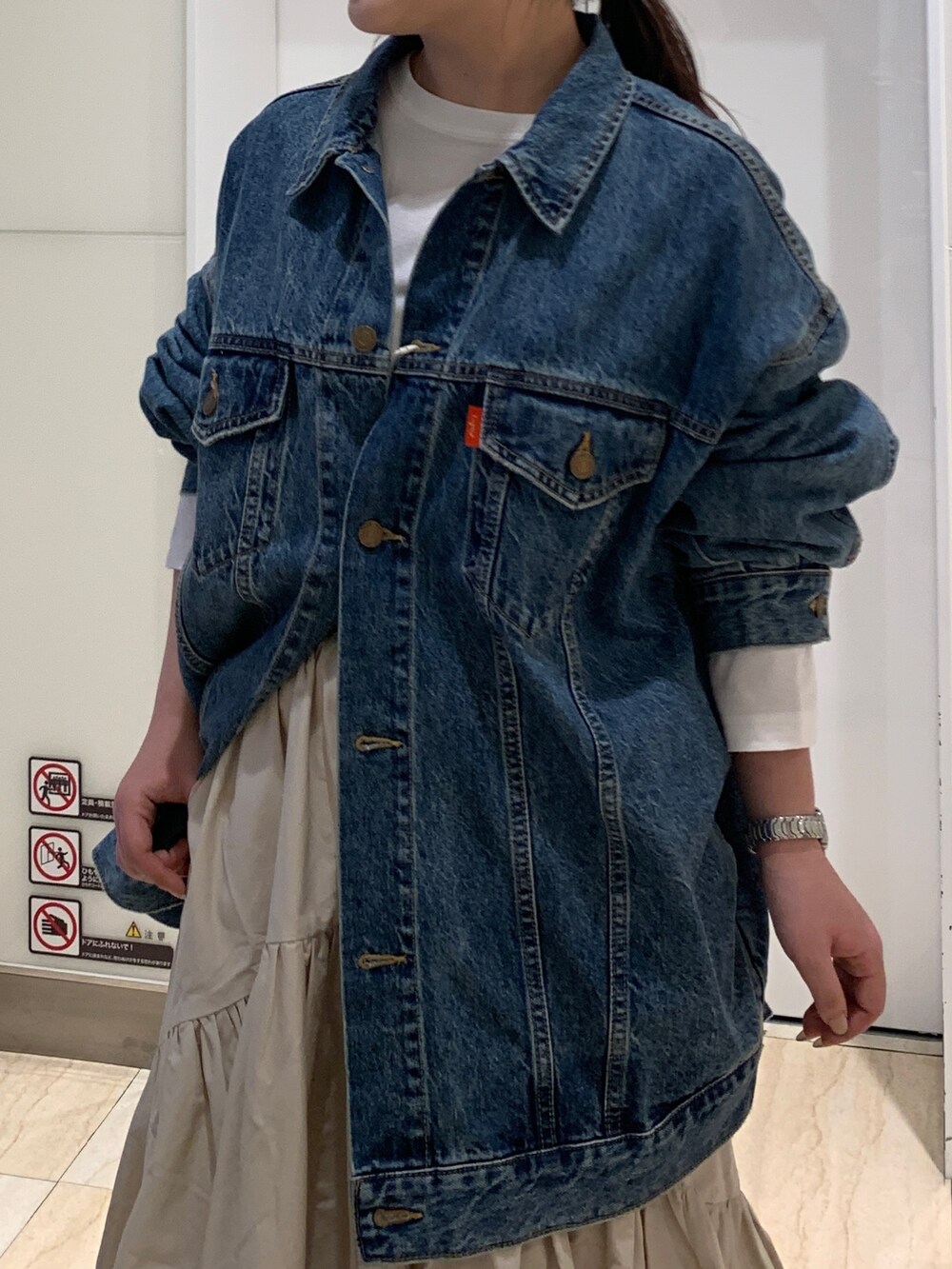 ブルー系のデニムジャケット、ホワイト系のTシャツ/カットソー、ホワイト系のスカートを着用したレディースの冬コーディネートの4枚目の写真