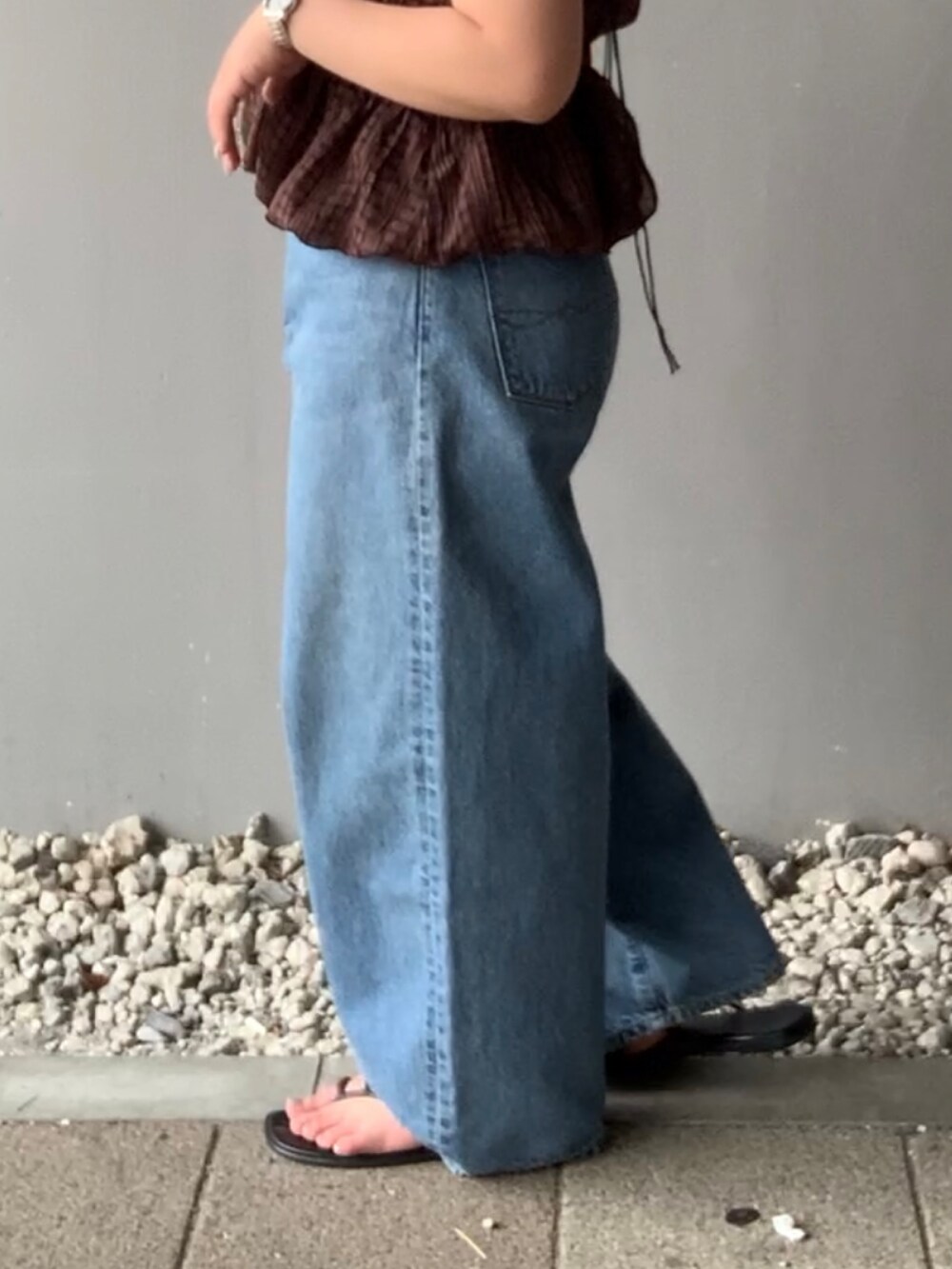 ブラウン系のTシャツ/カットソー、ブルー系のデニムパンツを着用したレディースの夏コーディネートの6枚目の写真