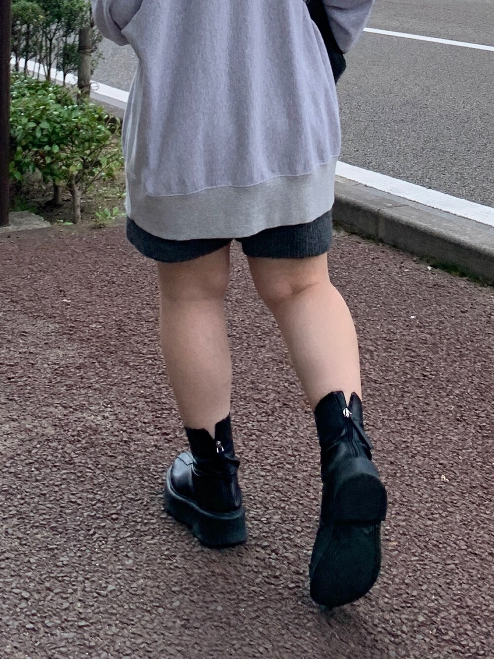 グレー系のスウェット、グレー系のその他パンツを着用したレディースの秋コーディネートの6枚目の写真