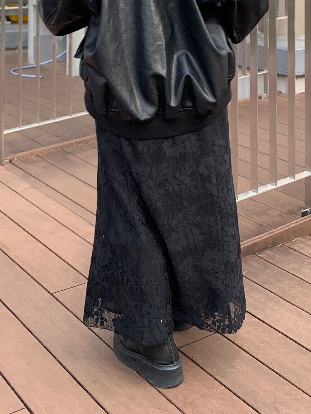 ブラック系のワンピース、ブラック系のブルゾンを着用したレディースの秋コーディネートの7枚目の写真