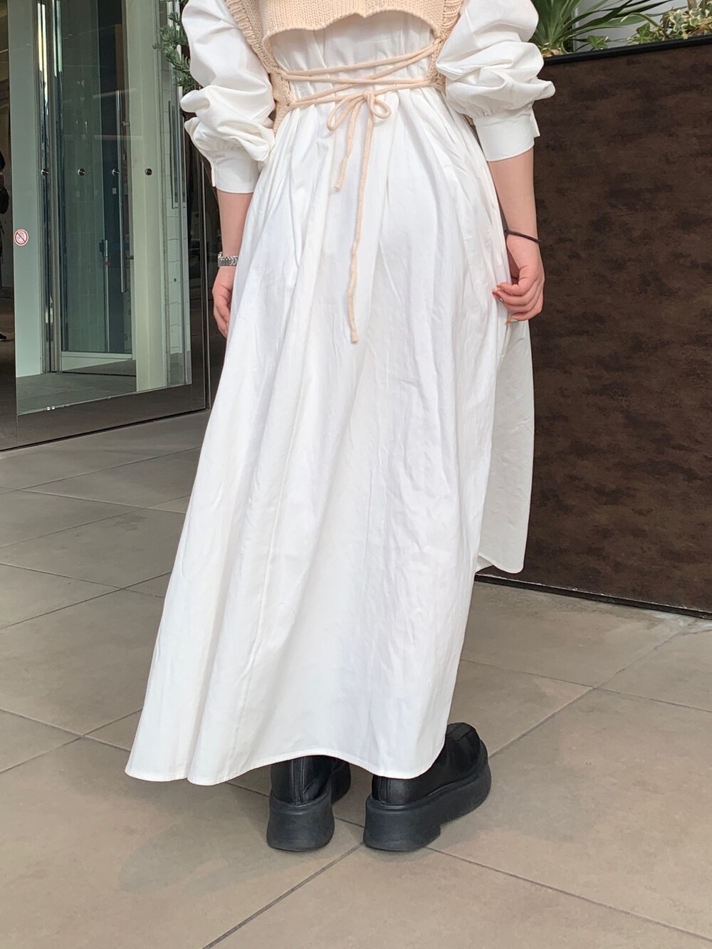 ホワイト系のワンピースを着用したレディースの冬コーディネートの7枚目の写真